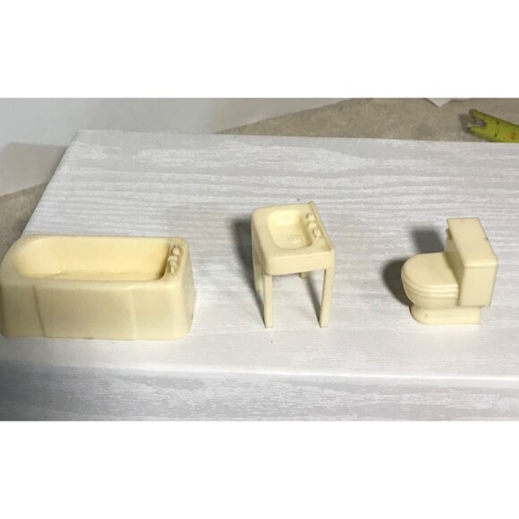 Vtg Marx Doll Furniture Bathroom Cream Color Toilet, Sink and Bathtub Plastic - Picture 5 of 9